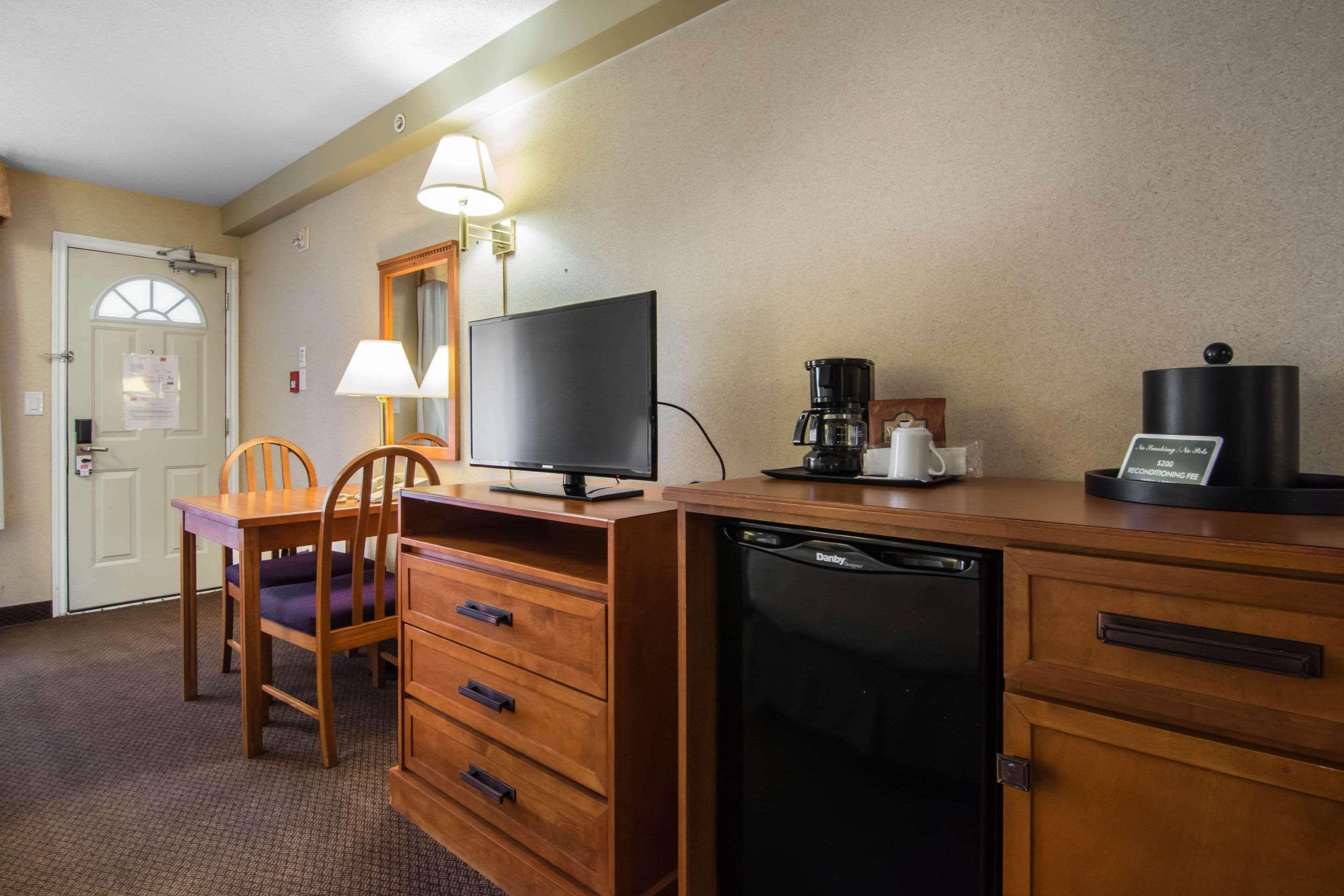 Econo Lodge Inn & Suites University Calgary Ngoại thất bức ảnh