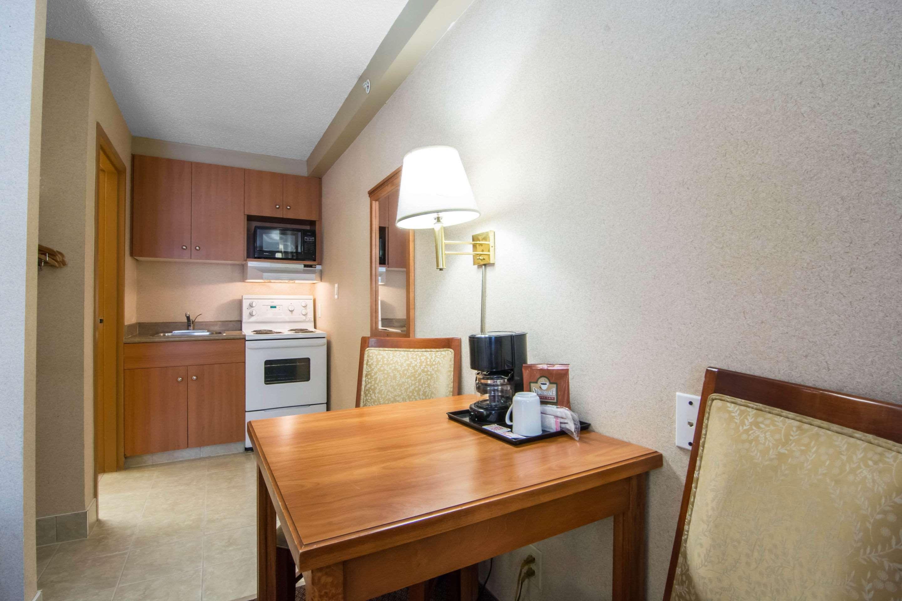 Econo Lodge Inn & Suites University Calgary Ngoại thất bức ảnh