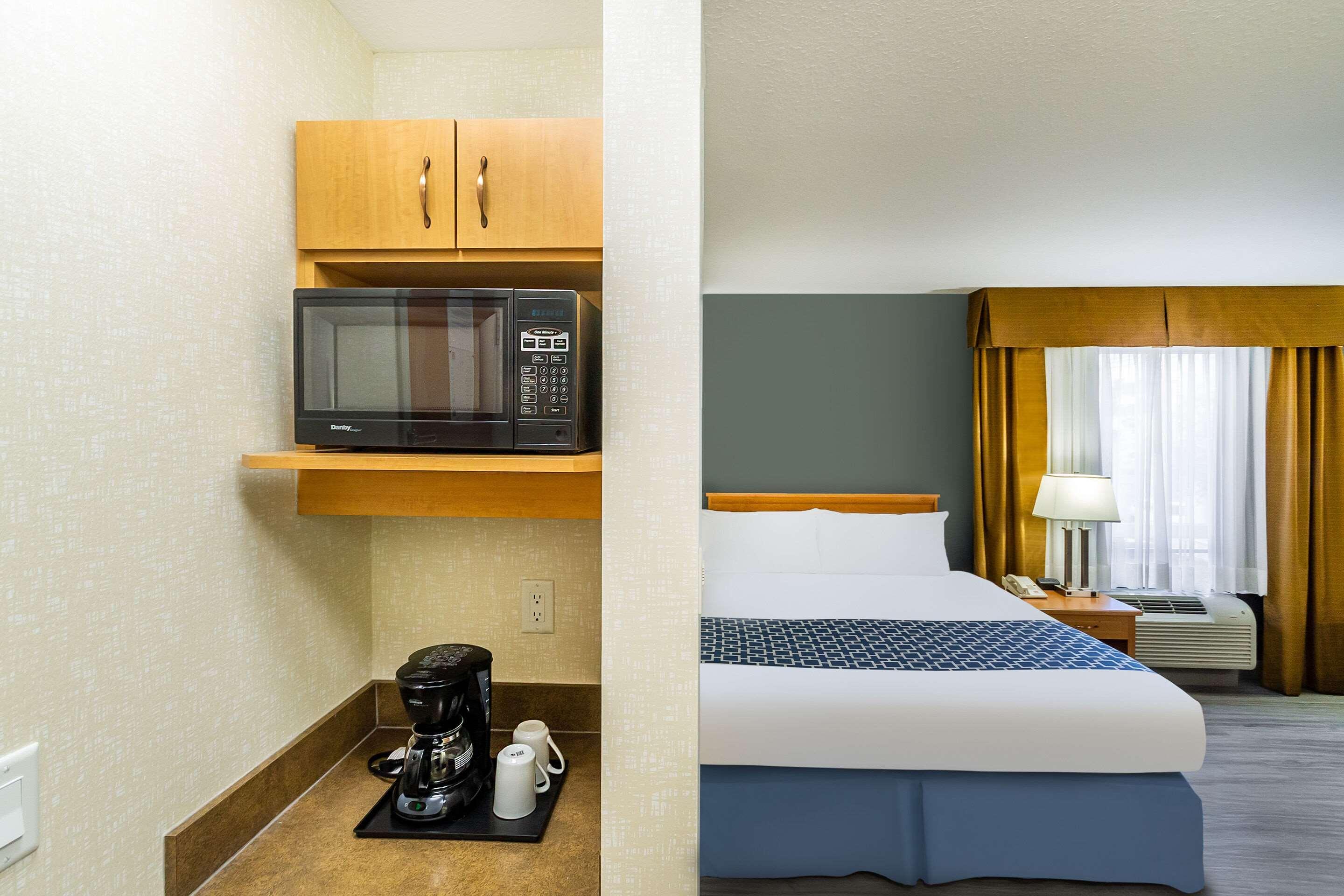 Econo Lodge Inn & Suites University Calgary Ngoại thất bức ảnh