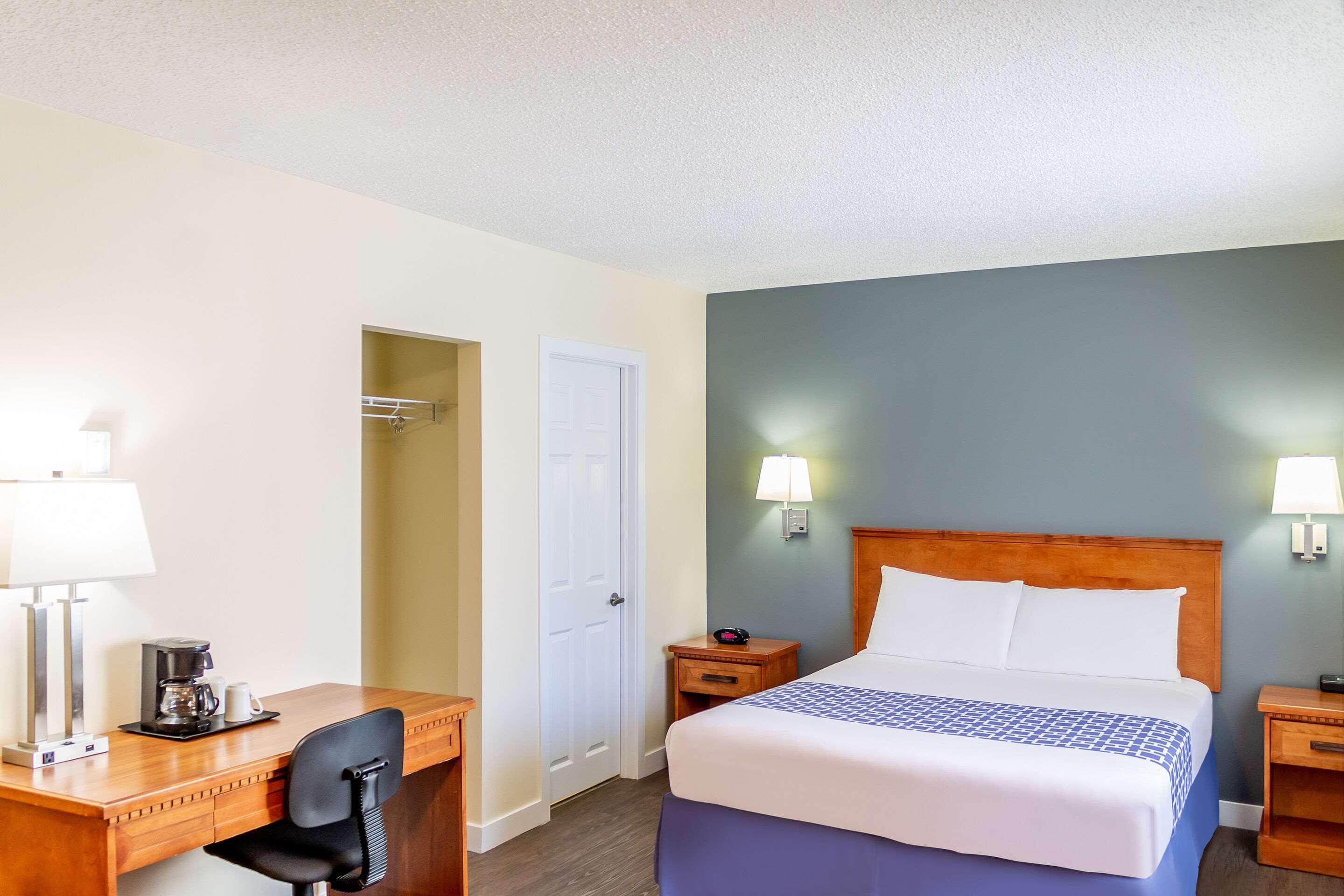 Econo Lodge Inn & Suites University Calgary Ngoại thất bức ảnh