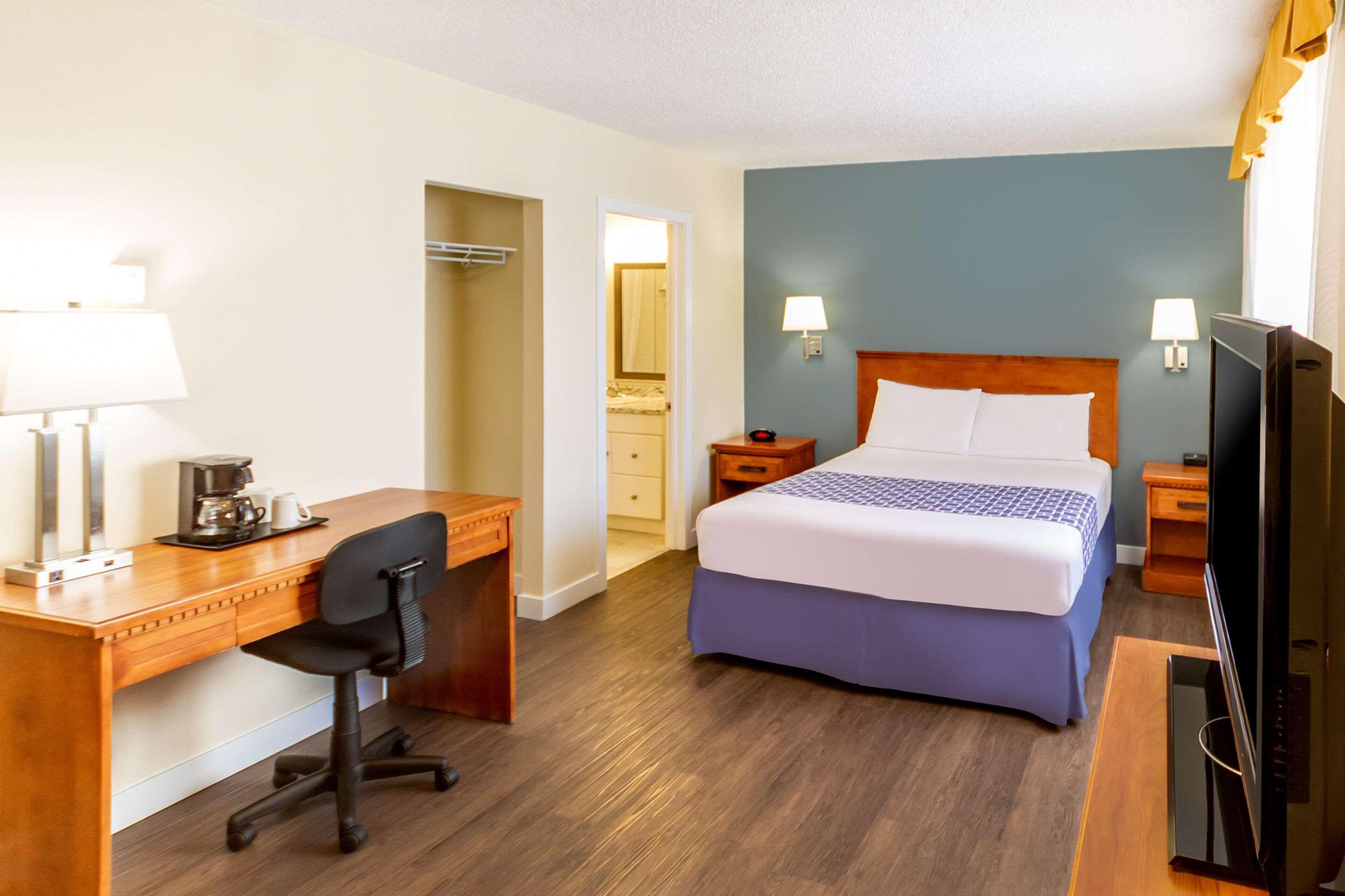 Econo Lodge Inn & Suites University Calgary Ngoại thất bức ảnh